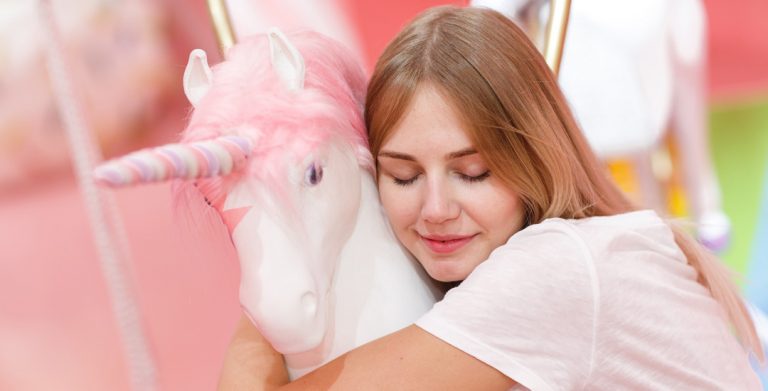 Lee más sobre el artículo Chica unicornio: La fantasía de las parejas heterosexuales